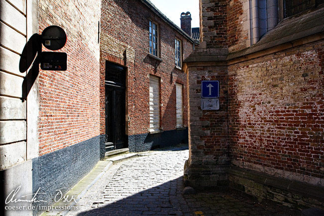 In kleinen Gassen trifft man wenige Touristen in Brügge, Belgien.