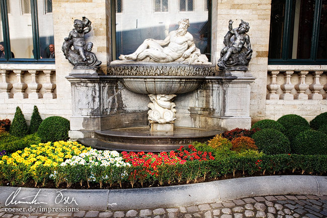 Der Brunnen 'De Maas en de Schelde' im Innenhof des Rathauses in Brüssel, Belgien.