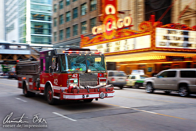 Engine 42 der Feuerwehr fährt am Chicago Theater vorbei in Chicago, USA.