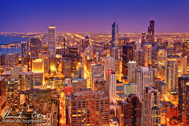 Sonnenuntergangspanorama des Sears Towers und der Skyline in Chicago, USA.