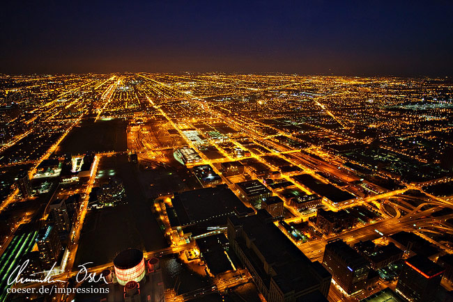 Panorama der beleuchteten Stadt nach Sonnenuntergang in Chicago, USA.