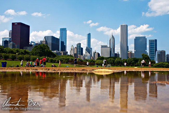 Die Skyline mit ihren Wolkenkratzern wird in einer Lacke reflektiert in Chicago, USA.