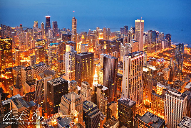 Sonnenuntergangspanorama des Hancock Towers und der Skyline in Chicago, USA.