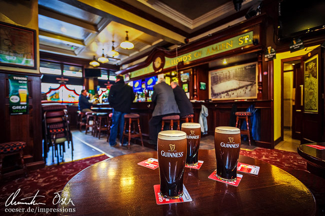 Drei Pints Guinness in einem traditionellen Pub in Dublin, Ireland.