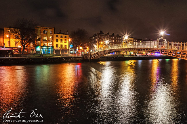Die beleuchtete Half-Penny-Brücke ist das Wahrzeichen von Dublin, Ireland.