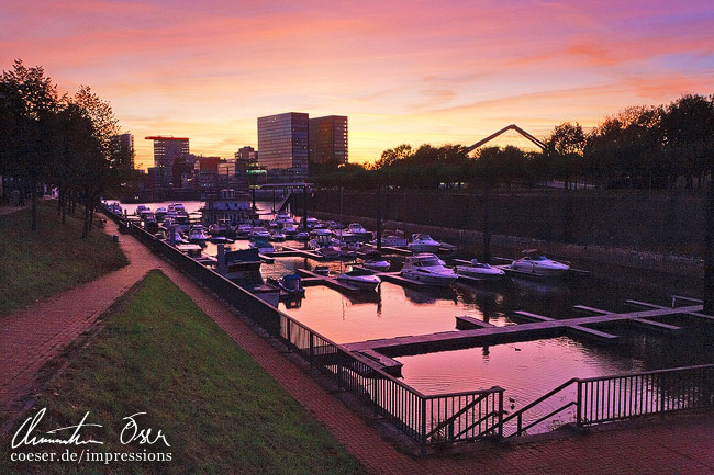 Sonnenuntergang am Handelshafen in Düsseldorf, Deutschland.