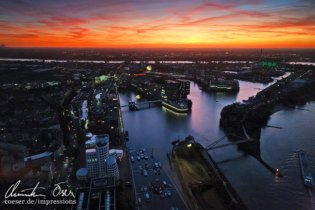 Panoramaansicht des Medienhafens vom Rheinturm aus gesehen während eines Sonnenuntergangs in Düsseldorf, Deutschland.