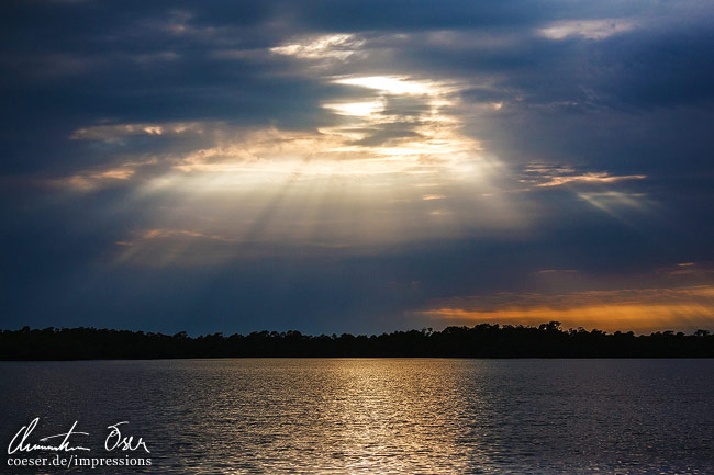 Die Sonne scheint durch die Wolkendecke in Everglades, USA.
