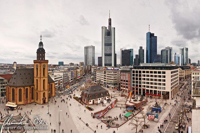 Panoramaansicht der Hauptwache, der Katharinenkirche und der Skyline von Frankfurt, Deutschland.