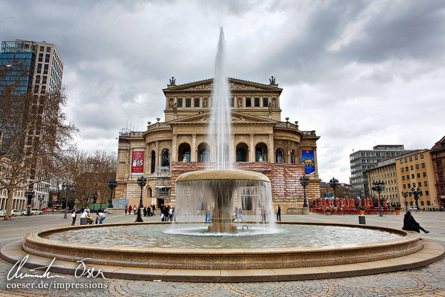 Der Lucae-Brunnen vor der Alten Oper in Frankfurt, Deutschland.