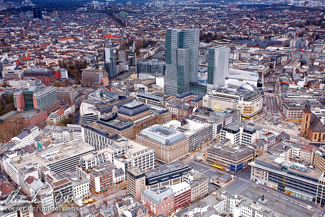 Blick auf die Stadt vom Maintower aus in Frankfurt, Deutschland.