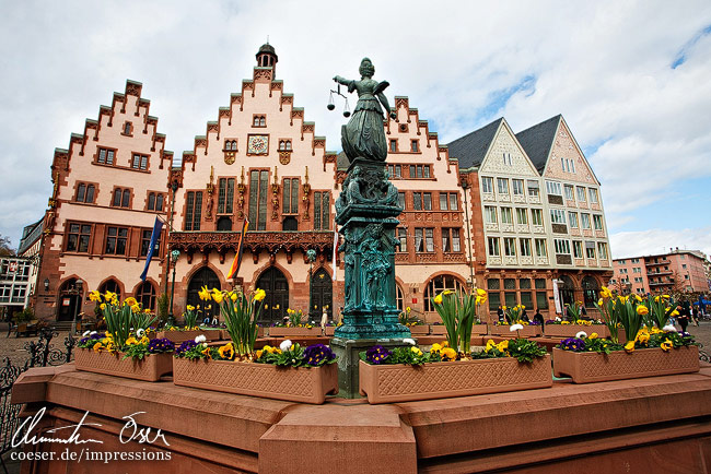 Der Gerechtigkeitsbrunnen vor dem Römer (Rathaus) in Frankfurt, Deutschland.