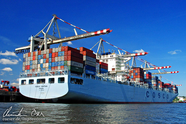 Eines von vielen riesigen Containerschiffen im Hafen von Hamburg, Deutschland.
