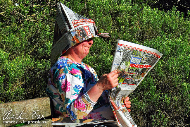 Eine Frau liest die BILD-Zeitung im Planten-un-Blomen-Park in Hamburg, Deutschland.