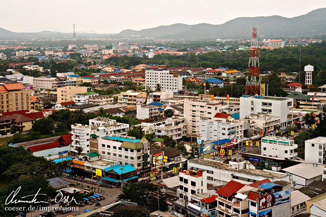 Panoramaansicht der Stadt und der Berge in Hua Hin, Thailand.