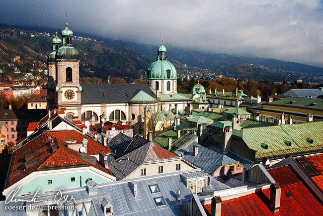 Blick auf die Domkirche zu St. Jakob vom Stadtturm aus gesehen in Innsbruck, Österreich.