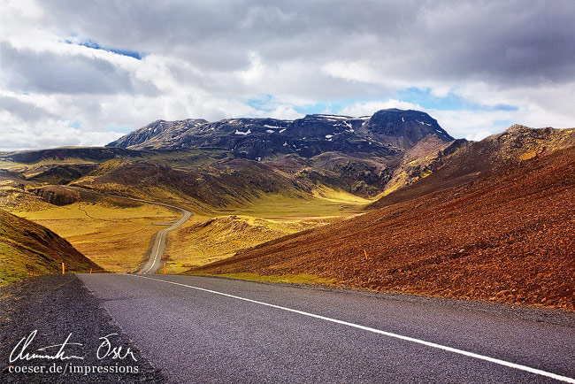 Eine typisch hügelige Landschaft in Island.