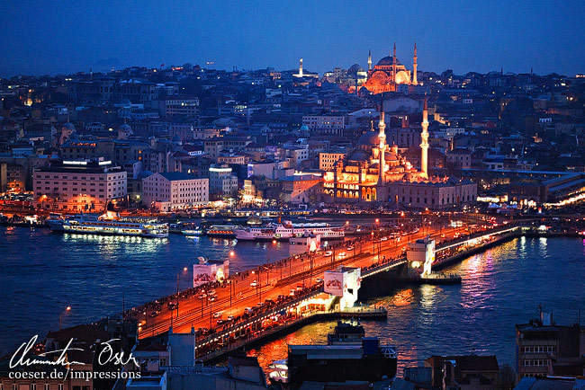 Blick auf die Galatabrücke, die Neue Moschee (Yeni Camii) und die Nuruosmaniye-Moschee in Istanbul, Türkei.