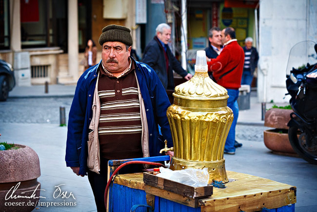 Ein einheimischer Teeverkäufer in Istanbul, Türkei.