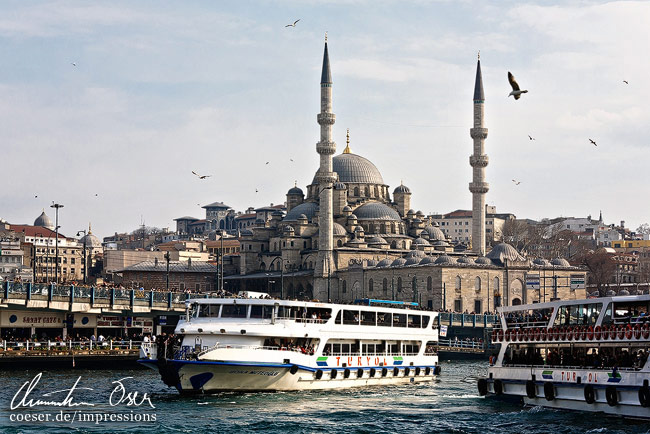 Bootstouren starten in der Nähe der Neuen Moschee (Yeni Camii) in Istanbul, Türkei.