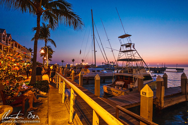Nach Sonnenuntergang erscheint der Sunset Pier in warmen Farben in Key West, USA.