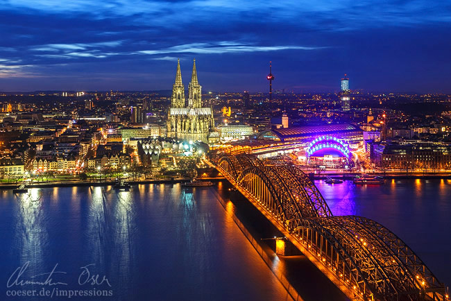 Abendliches Panorama von Köln mit dem Kölner Dom und der Hohenzollernbrücke in Köln, Deutschland.