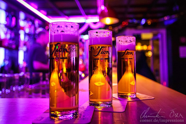 Drei Gläser Kölsch des Brauhauses Sion, eine von Dutzenden Biermarken in Köln, Deutschland.