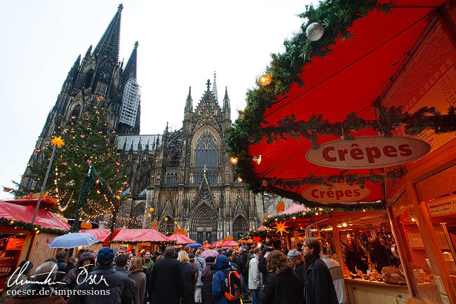 Ein Weihnachtsmarkt vor dem Kölner Dom in Köln, Deutschland.