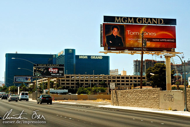 Eine Tom-Jones-Werbetafel vor dem MGM Grand Hotel in Las Vegas, USA.