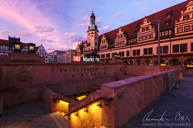 Altes Rathaus und Eingang zur alten Untergrundmesshalle (jetzt City-Tunnel) am Markt in Leipzig, Deutschland.