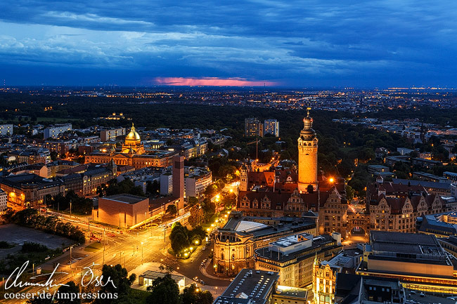 Stadtansicht und das neue Rathaus während eines Sonnenuntergangs in Leipzig, Deutschland.