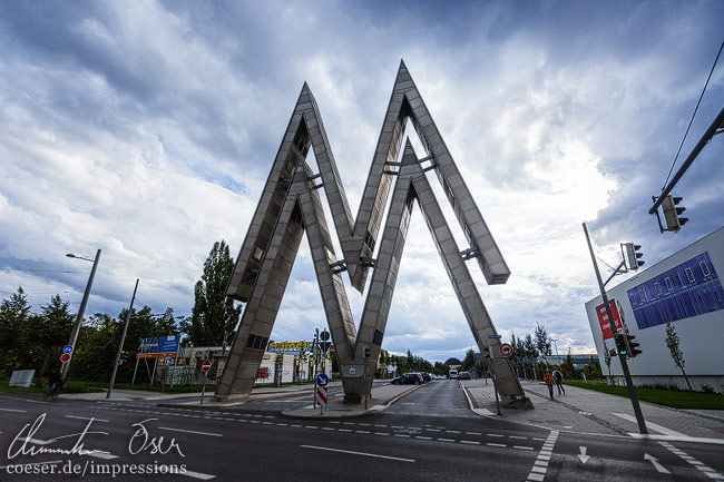 Logo der Leipziger Messe am Osttor der Alten Messe in Leipzig, Deutschland.