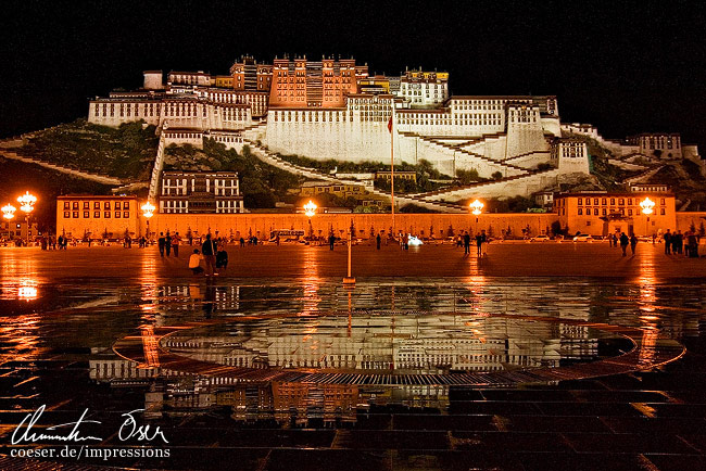 Spiegelung des Potala-Palastes nach Sonnenuntergang in Lhasa, Tibet.