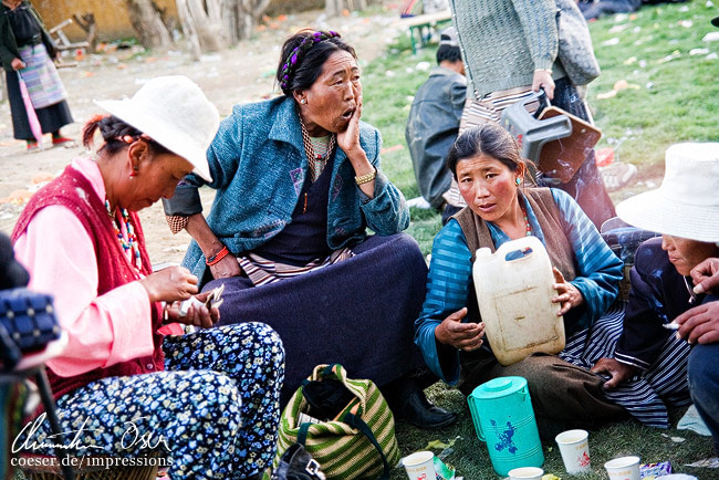 Frauen sprechen auf einem Markt miteinander in Lhasa, Tibet.