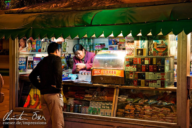 Kleine Geschäfte auf der Straße haben die ganze Nacht geöffnet in Lhasa, Tibet.