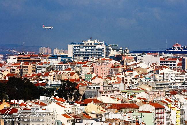 Flugzeuge müssen beim Landeanflug über die Stadt fliegen in Lissabon, Portugal.