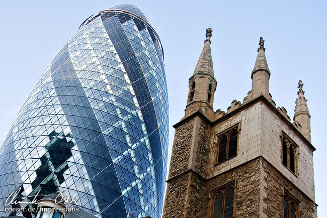 Neue und alte Architektur von The Gherkin und der St.-Andrew-Undershaft-Kirche in London, Großbritannien.