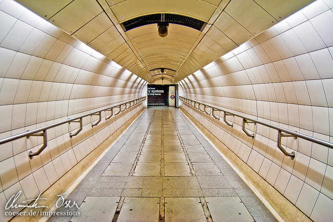 Ein Gang im unterirdischen System der Londoner U-Bahn, Großbritannien.