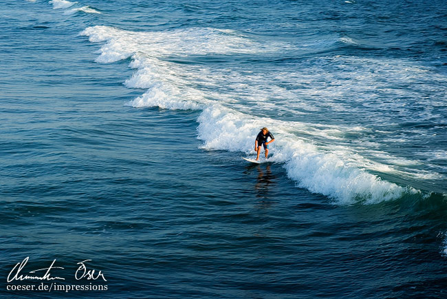 Surfer genießen den starken Wellengang in Santa Monica in Los Angeles, USA.