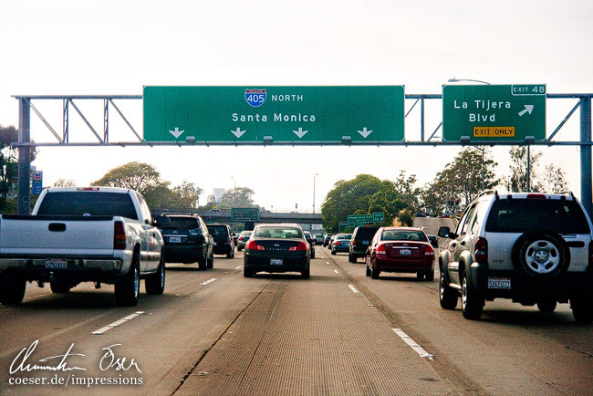 Starker Verkehr auf dem Highway nach Santa Monica in Los Angeles, USA.