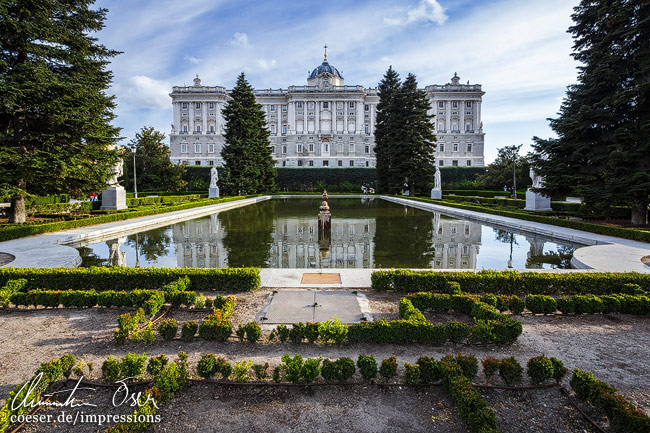 Die Sabatinigärten und der Königliche Palast (Palacio Real de Madrid), offizielle Residenz des spanischen Königshauses in Madrid, Spanien.