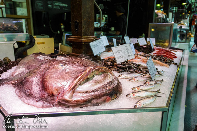 Ein Fischstand in der Markthalle Mercado San Miguel in Madrid, Spanien.