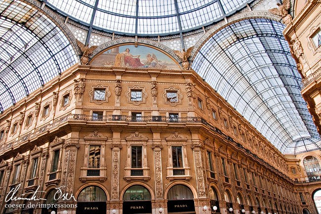 Innenansicht der Galleria Vittorio Emanuele II in Mailand, Italien.