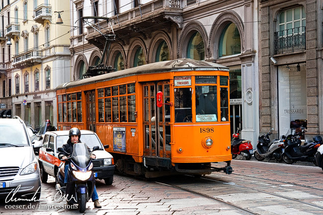 Eine sehr alte Straßenbahn in Mailand, Italien.