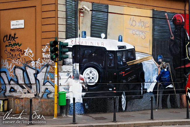 Graffiti eines Carabinieri-Polizeiautos an einer Wand in Mailand, Italien.