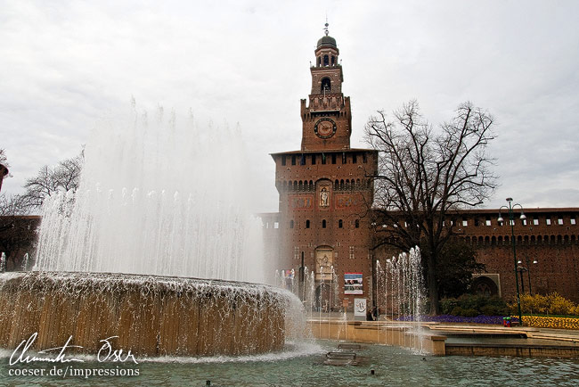 Ein Brunnen vor dem Castello-Sforzesco-Schloss in Mailand, Italien.