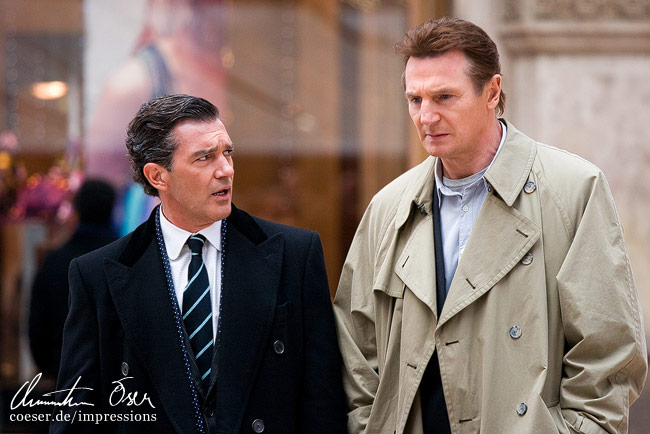 Hollywood-Schauspieler Antonio Banderas und Liam Neeson während der Dreharbeiten für den Film 'The Other Man' in Mailand, Italien.
