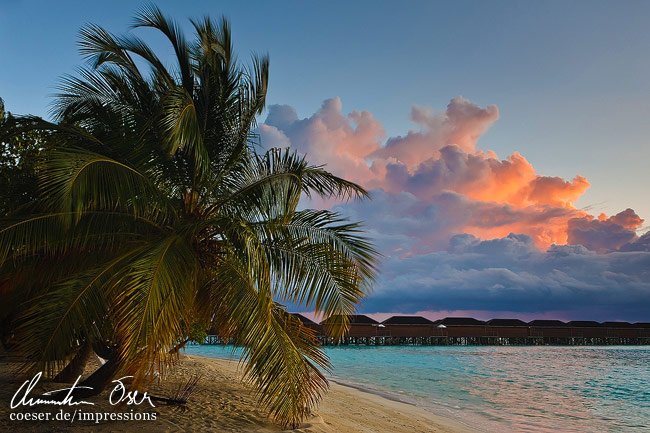 Dramatische Wolken während eines Sonnenaufgangs auf der Meerufenfushi-Insel, Malediven.