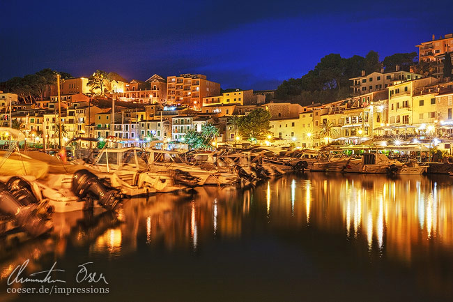 Blaue Stunde am Hafen von Port de Soller auf der Insel Mallorca, Spanien.