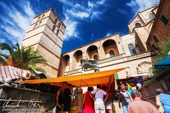 Wochenmarkt vor der Kirche Santa Maria und dem geflügelten Löwen in Sineu auf der Insel Mallorca, Spanien.
